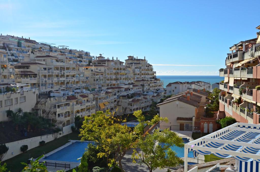 Výhľad na bazén v ubytovaní Apartamento Benalmadena Costa alebo v jeho blízkosti