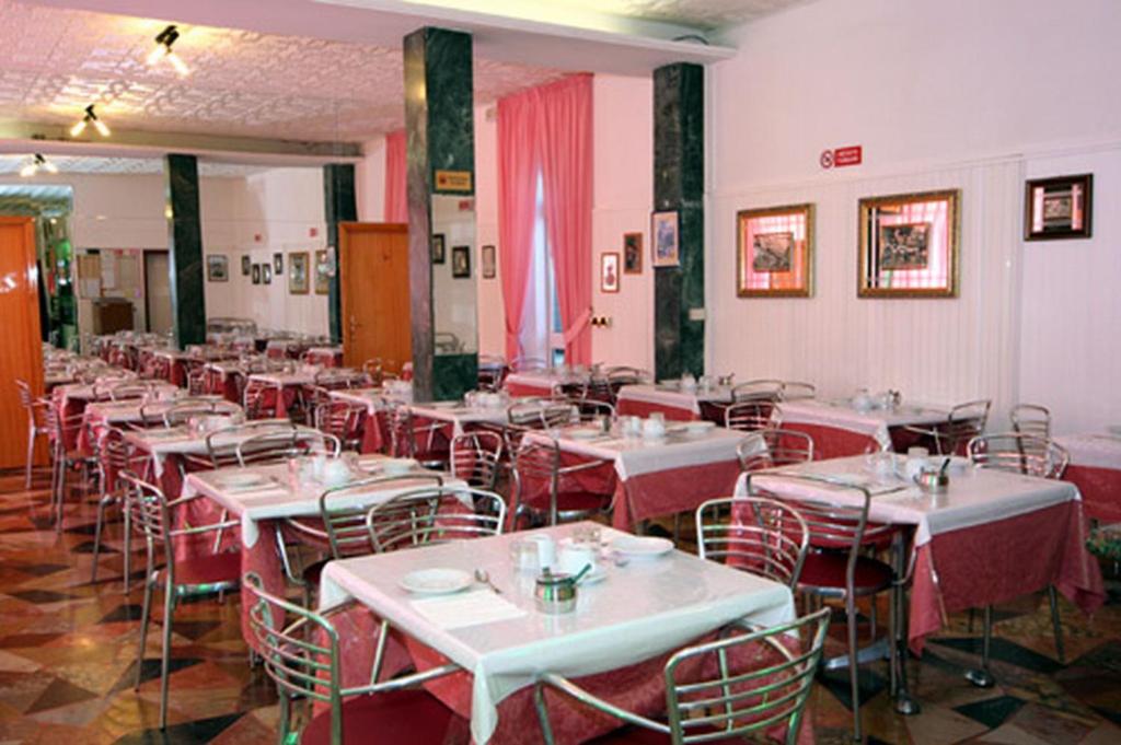 Restaurace v ubytování Hotel Parigi