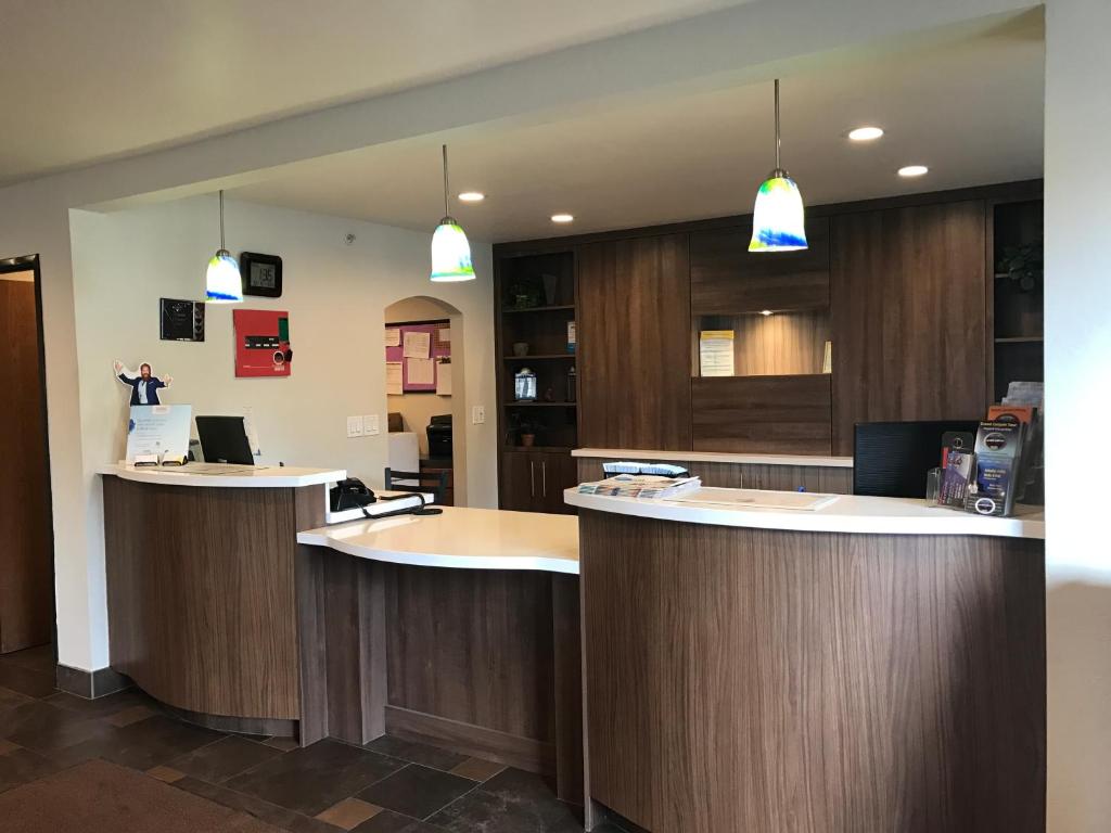 Kuchyň nebo kuchyňský kout v ubytování Days Inn & Suites by Wyndham East Flagstaff