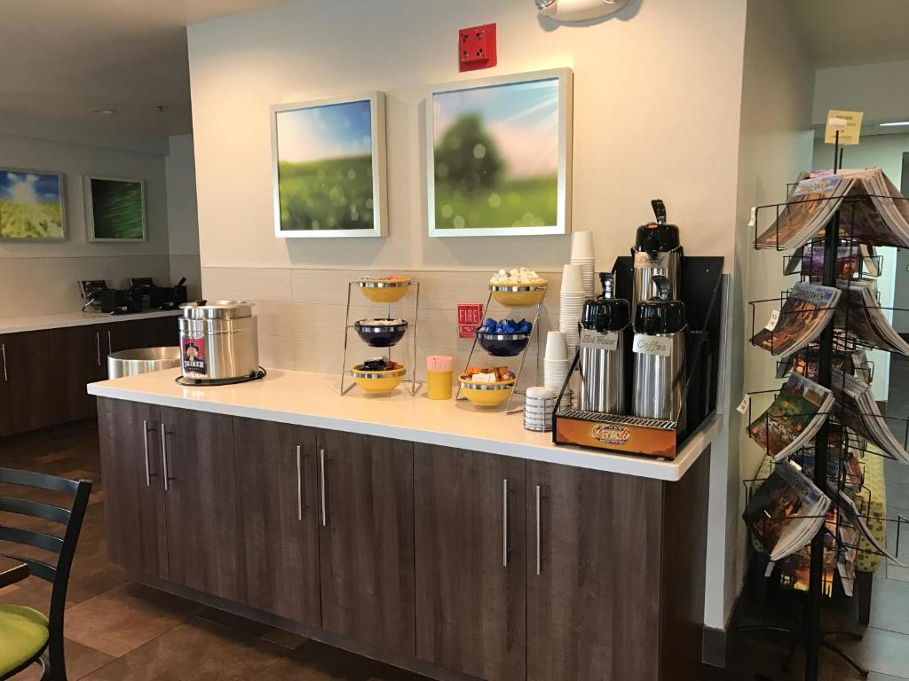 Nápoje v ubytování Days Inn & Suites by Wyndham East Flagstaff