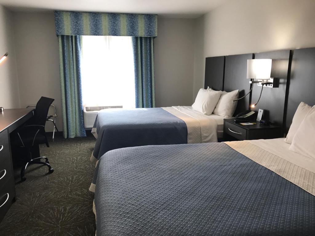 Postel nebo postele na pokoji v ubytování Days Inn & Suites by Wyndham East Flagstaff