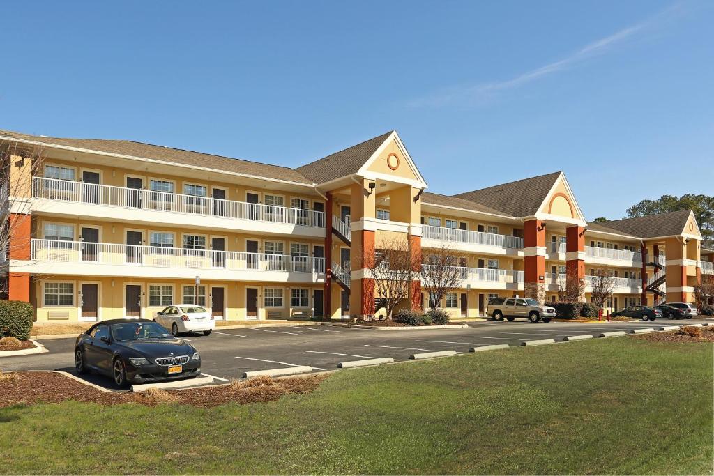 un estacionamiento frente a un gran edificio en Extended Stay America Suites - Columbia - West - Interstate 126 en Columbia