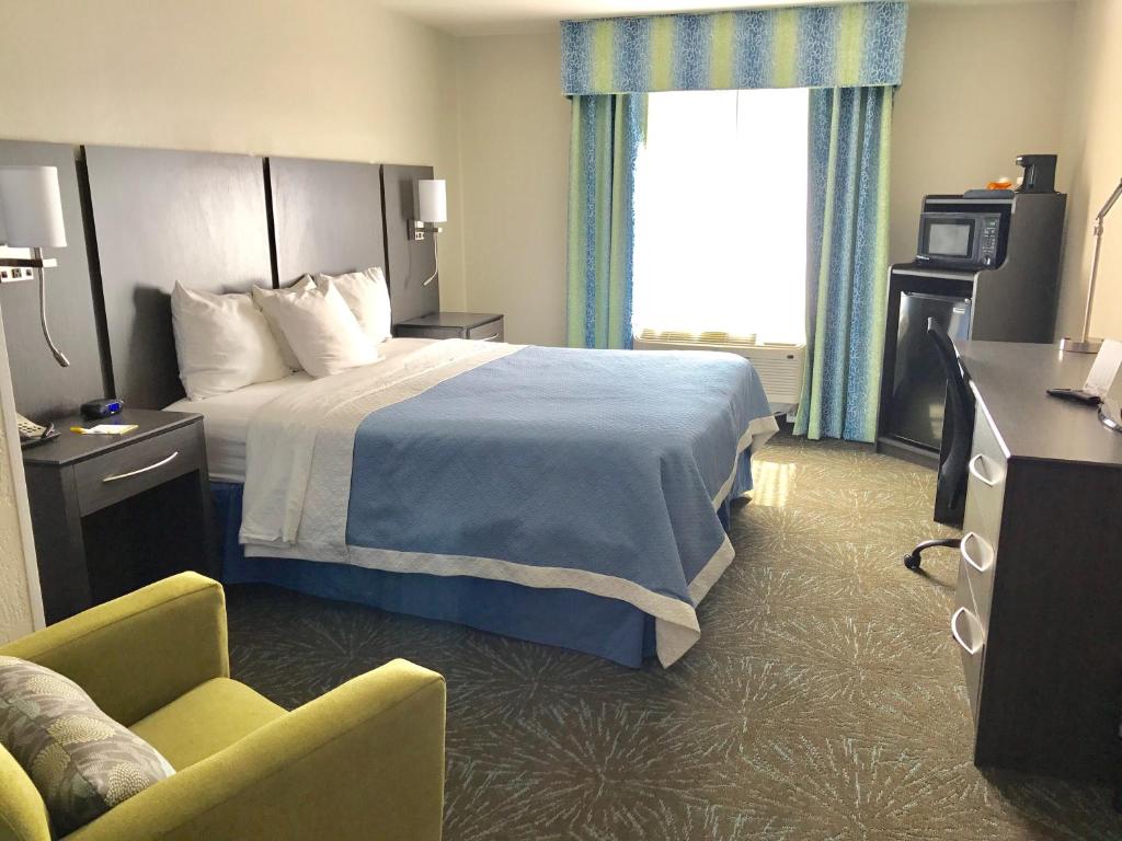 Postel nebo postele na pokoji v ubytování Days Inn & Suites by Wyndham East Flagstaff