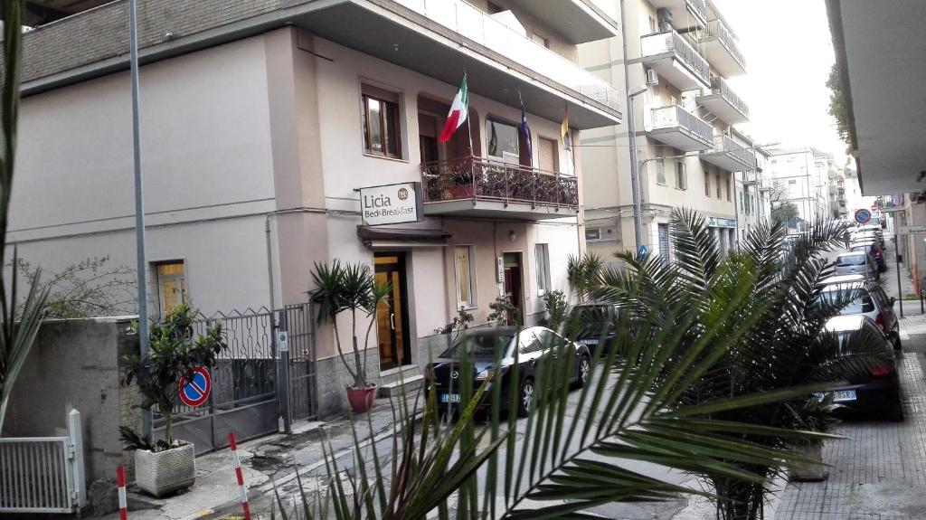 un edificio con un coche aparcado delante de él en Licia B&B, en Ortona