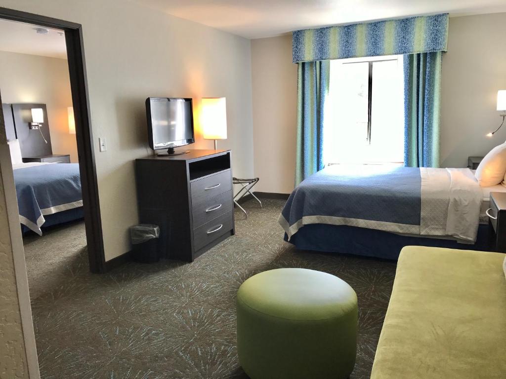 Postel nebo postele na pokoji v ubytování Days Inn & Suites by Wyndham East Flagstaff
