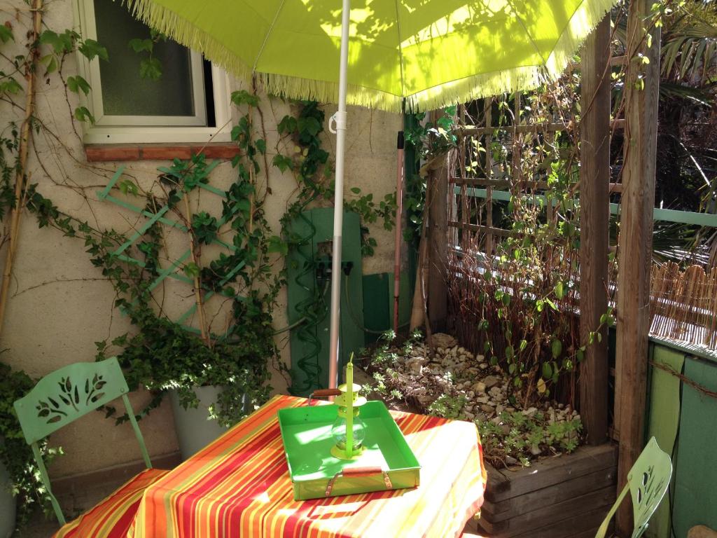 une table avec une bougie en haut dans l'établissement Cœur de Provence GP, à Avignon