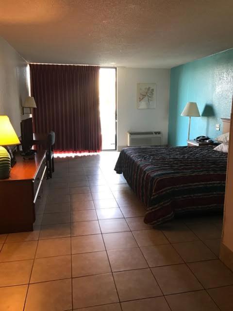 Howard Johnson by Wyndham Winter Haven FL - 標準的なキングルーム - 喫煙