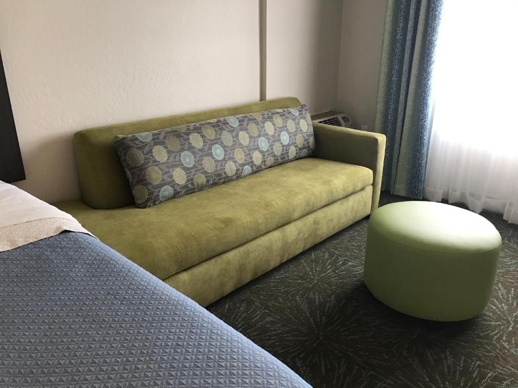 Posezení v ubytování Days Inn & Suites by Wyndham East Flagstaff