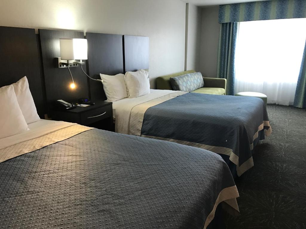 Postel nebo postele na pokoji v ubytování Days Inn & Suites by Wyndham East Flagstaff