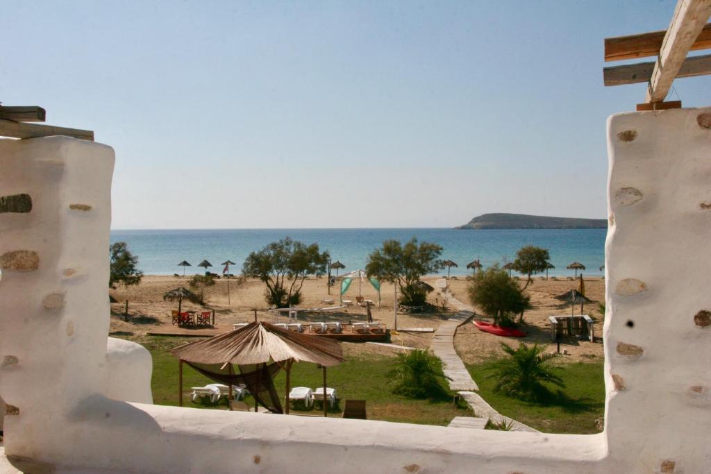 Blick auf den Strand vom Balkon eines Resorts in der Unterkunft Porto Paradiso in Chrissi Akti