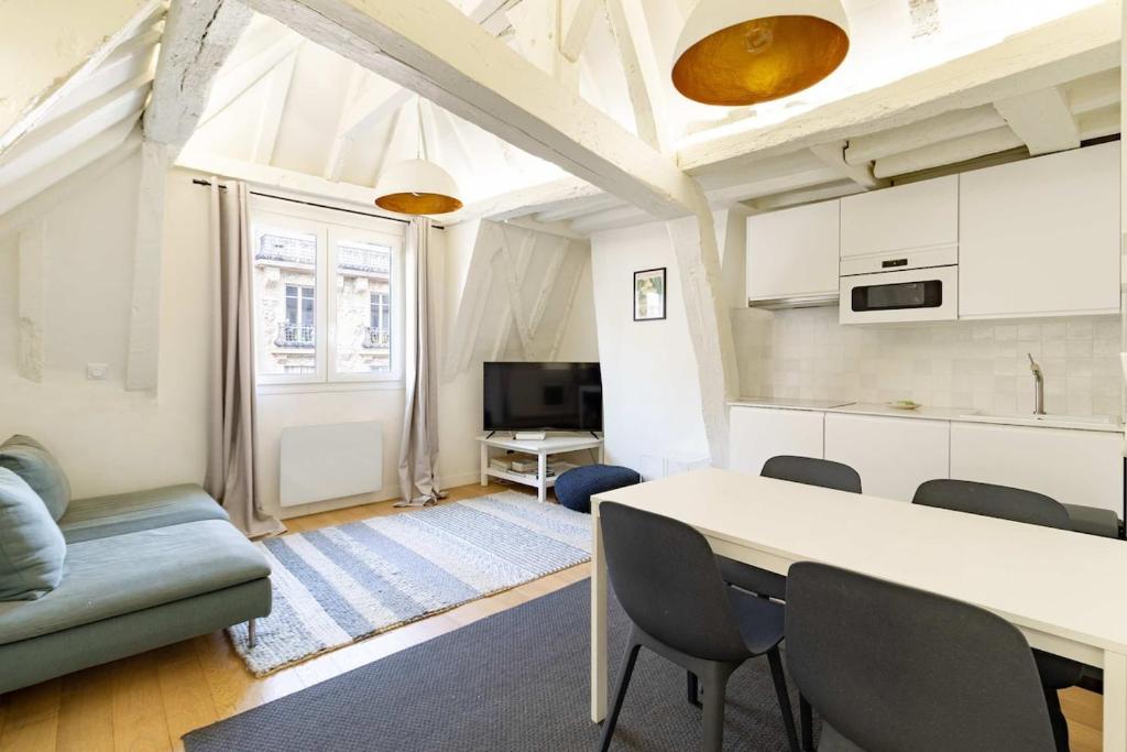 Parisian Charm Apt Steps from Notre-Dame