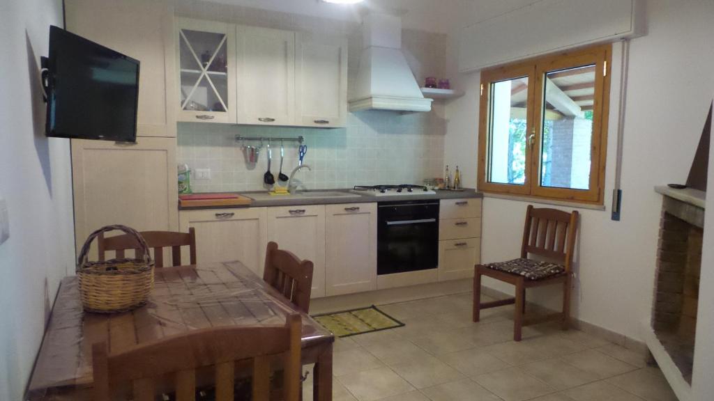 Kuchnia lub aneks kuchenny w obiekcie Cascina Cliternia