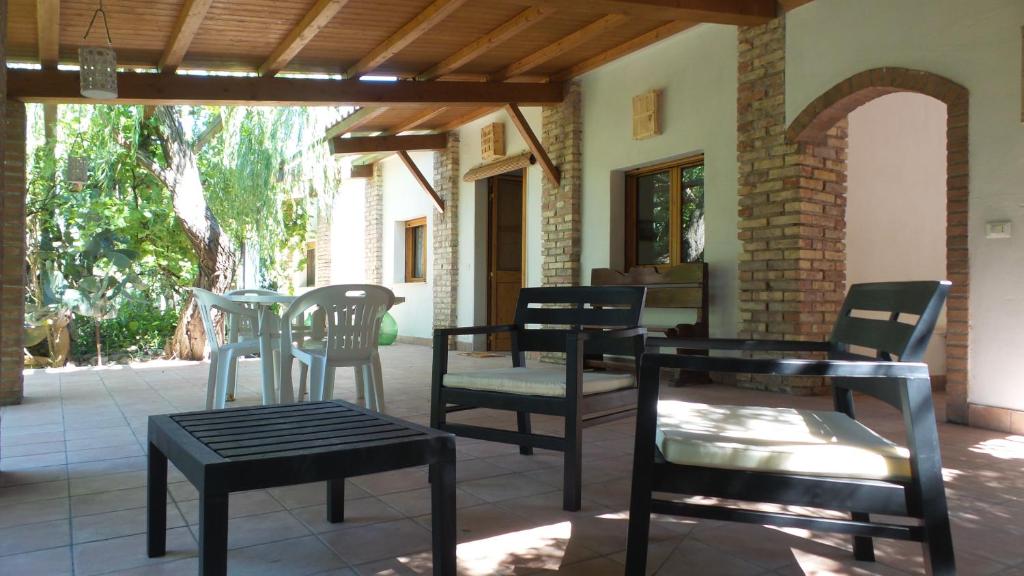 patio z krzesłami i stołami oraz stołem i krzesłami w obiekcie Cascina Cliternia w mieście Campomarino