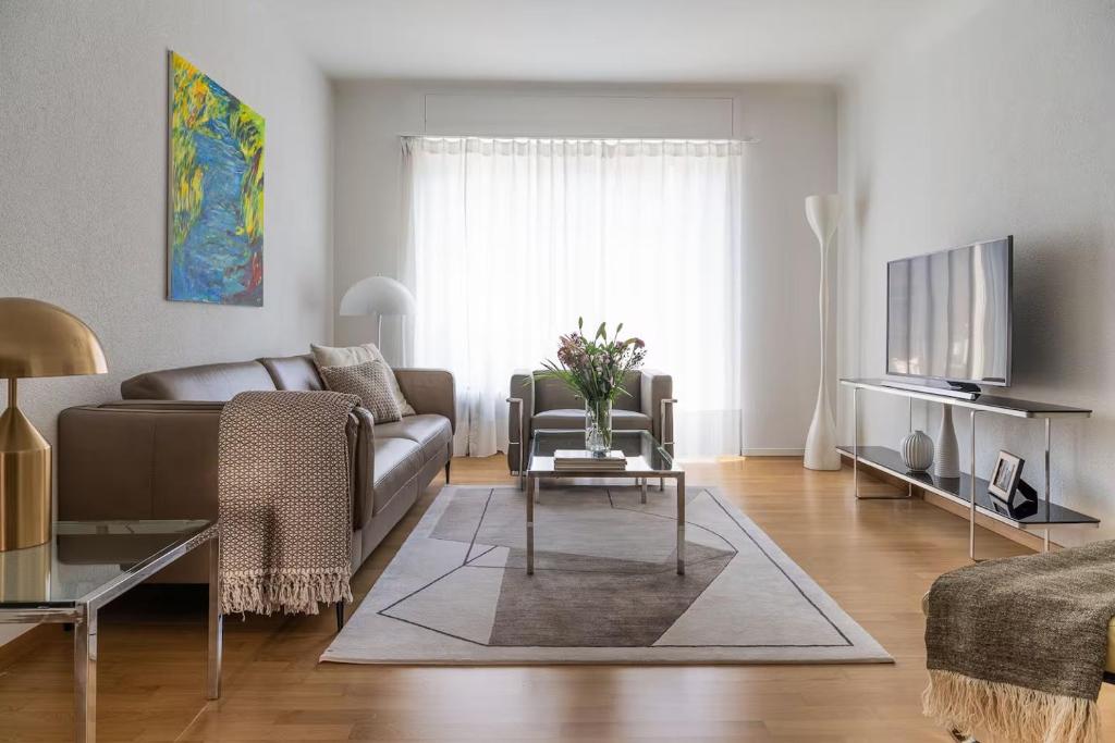 Centrally located 2-bedroom flat with balcony