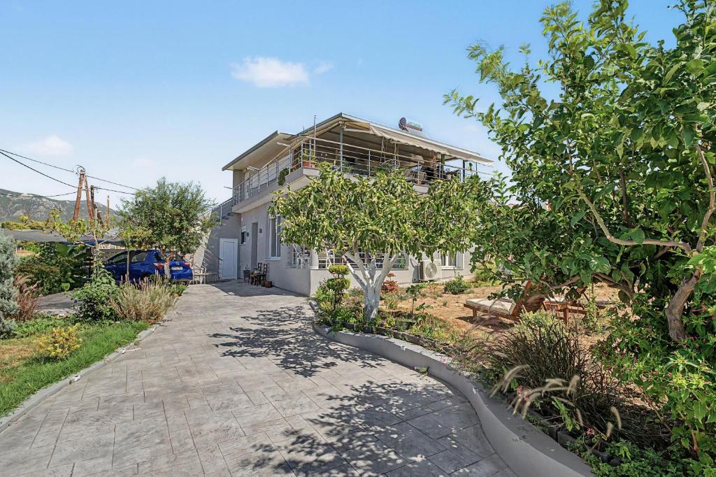 Olga's Modern Retreat, Loutraki