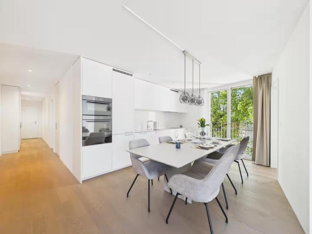 3Bed luxury DesignerResidence near City & Airport