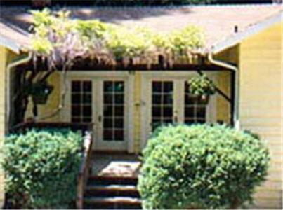 uma casa com dois arbustos na frente de uma porta em Fairview Manor Bed and Breakfast em Ben Lomond