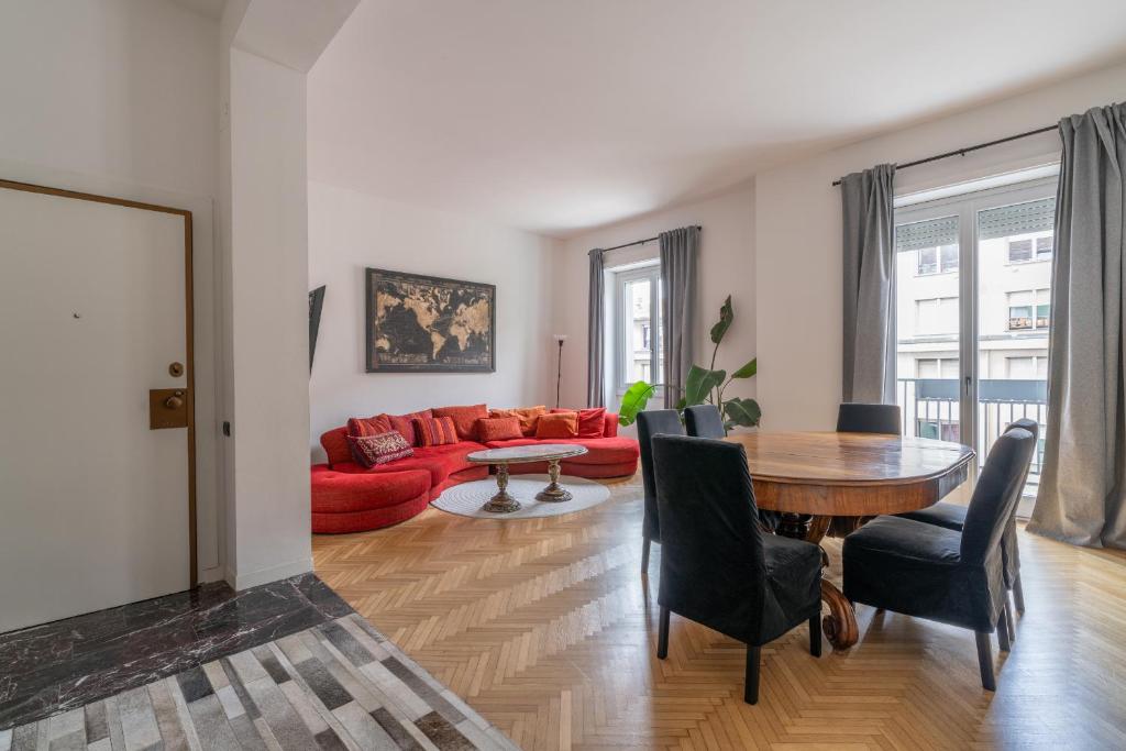 Luxury 4 bedrooms apartment in the center of Milan