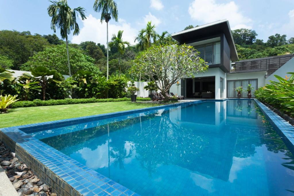 Baan Yamu Private Villa في بانبا كلوك: مسبح في الحديقة الخلفية للفيلا