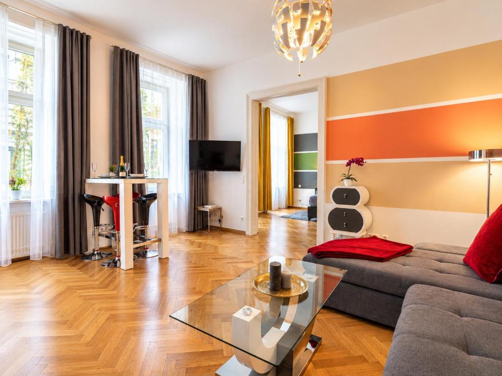 Spacious 2BR Apartment for 6 near City Center Metro U2