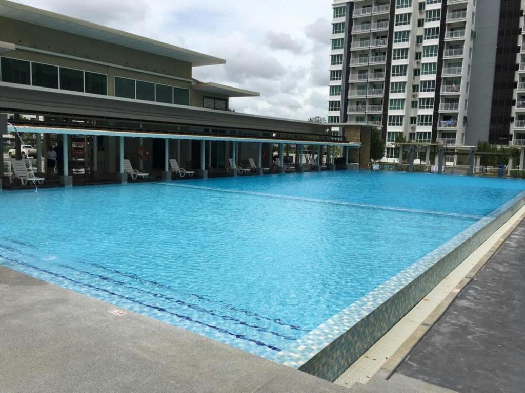 una gran piscina frente a un edificio en Sandakan Spacious and Comfortable Pool View Condo, en Sandakan