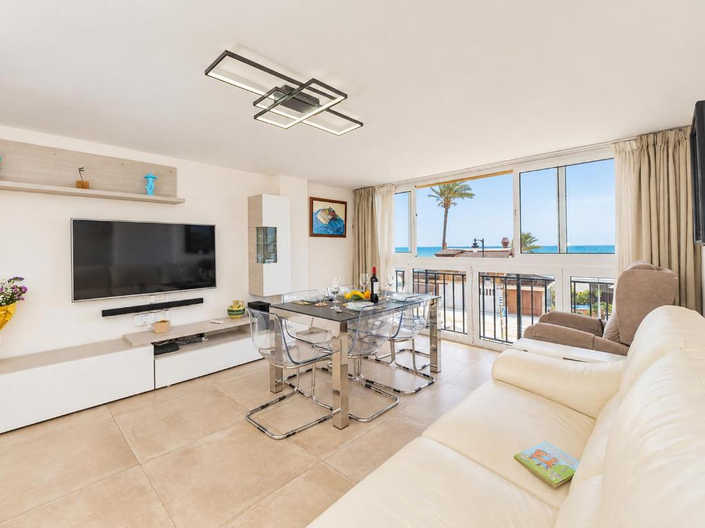 Cubo's Estepona Oceanview Apartment & Free Parking