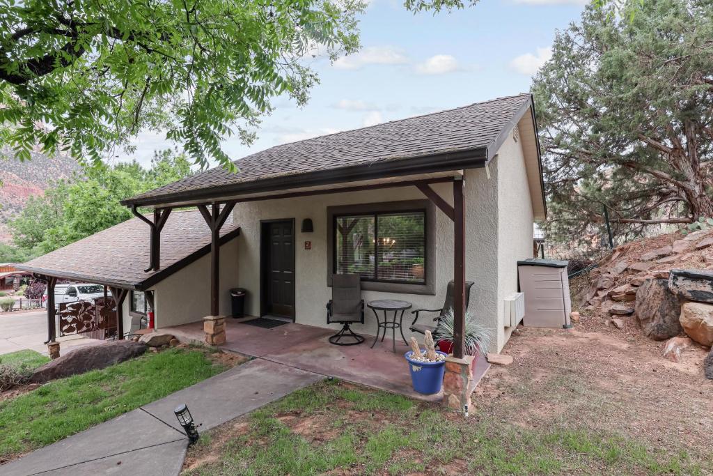 Red Rock Inn Cottages - 