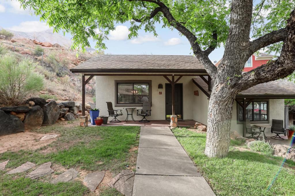 Red Rock Inn Cottages - 