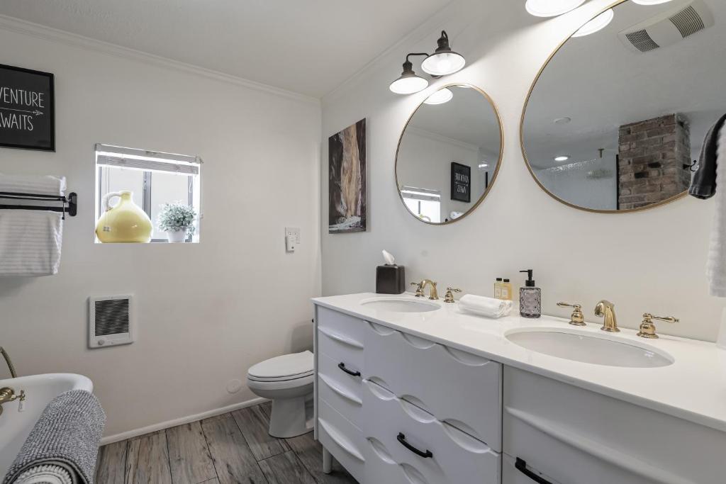 Red Rock Inn Cottages - 