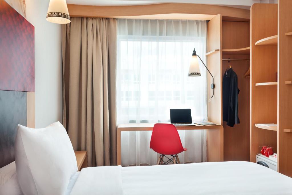 Postel nebo postele na pokoji v ubytování ibis Yogyakarta Adi Sucipto