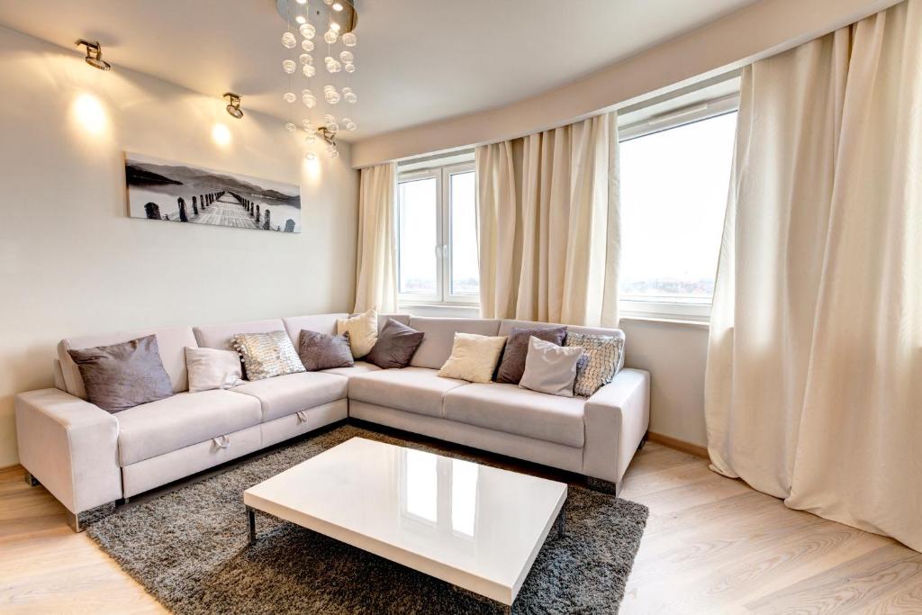 sala de estar con sofá y mesa en Apartment Royal, en Białystok