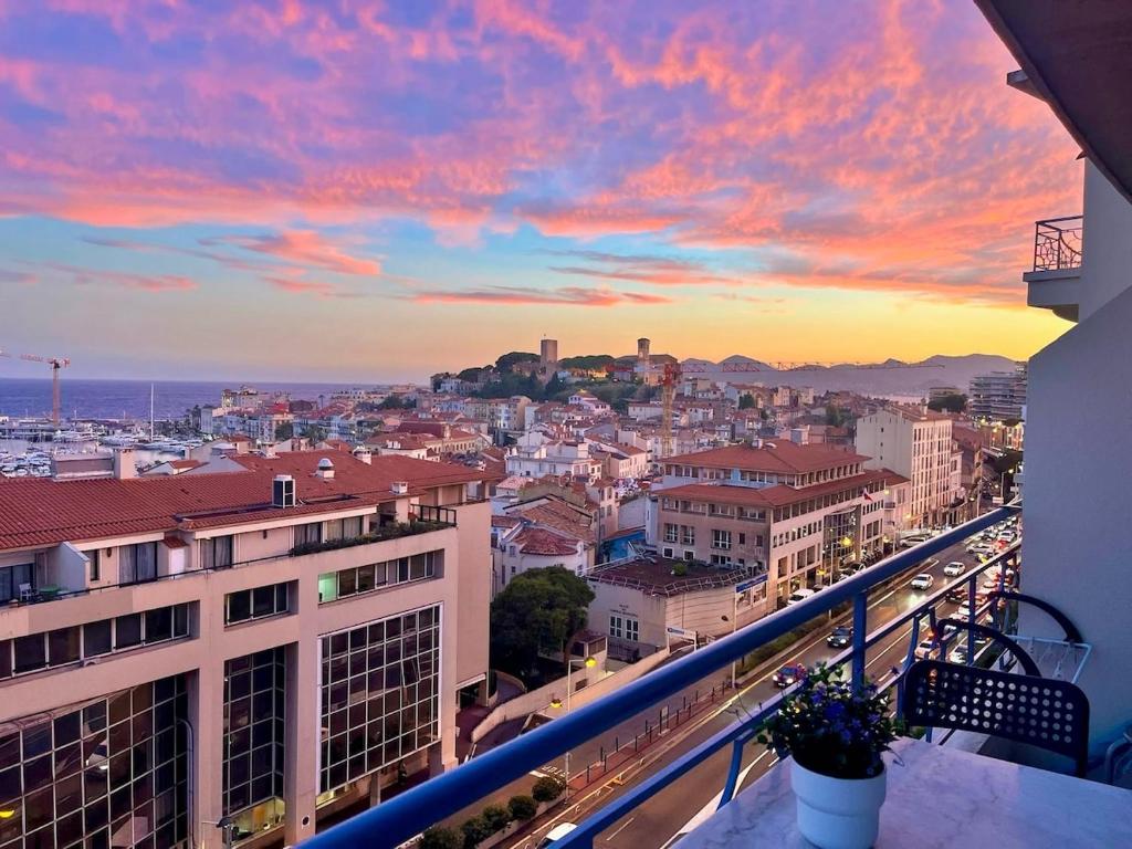 Charming 2-bedroom apartment with sea view, panoramic balcony, AC