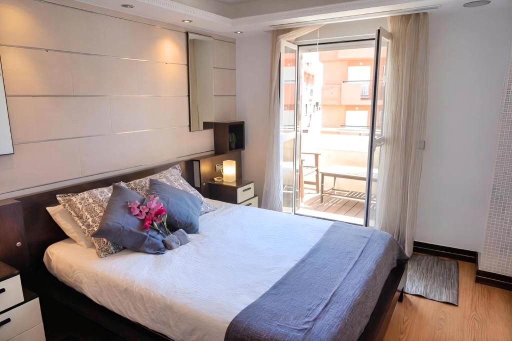 Apartamento Estación María Zambrano y Playa, Disfruta 90m2 junto al AVE con Jacuzzi y Parking Privados!