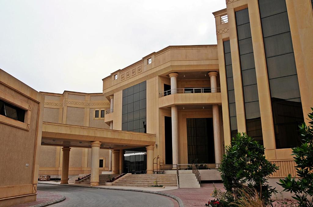 um grande edifício com uma escada em frente em Executives Hotel - Azizia em Riyadh