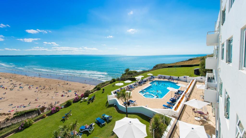 - une vue aérienne sur un hôtel et la plage dans l'établissement Saunton Sands Hotel Source Spa and Wellness, à Braunton