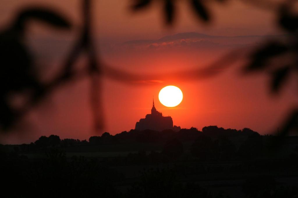 Východ nebo západ slunce při pohledu z prázdninového domu nebo okolí