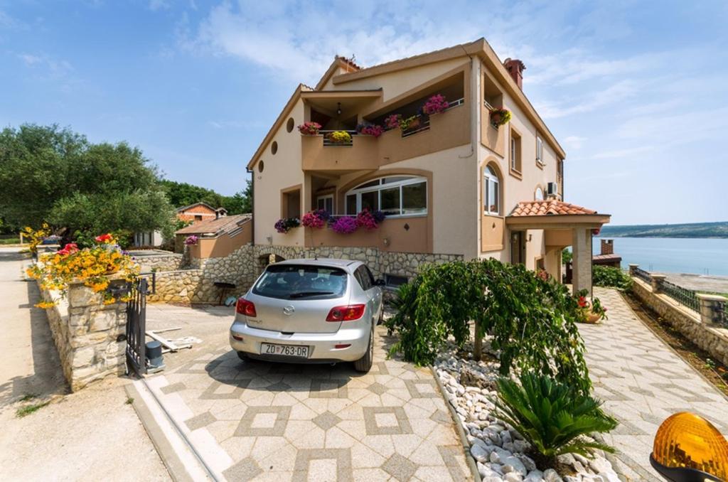 a car parked in front of a house at Sobe Gora in Posedarje