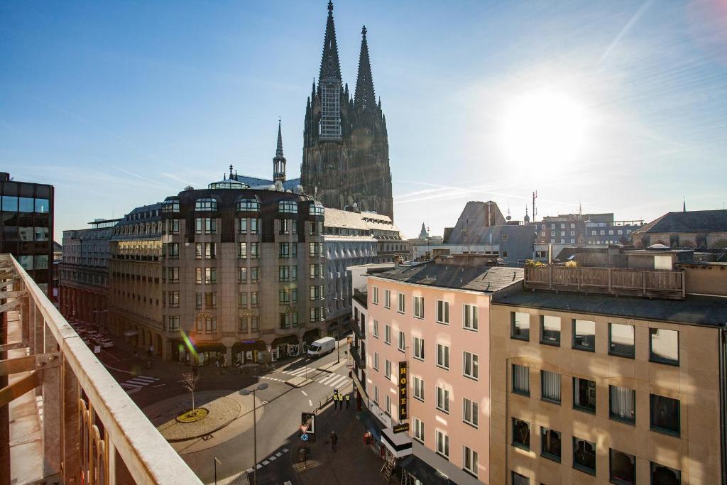 Blick auf eine Stadt mit Gebäuden und einer Kirche in der Unterkunft Boutique 003 Köln am DOM in Köln