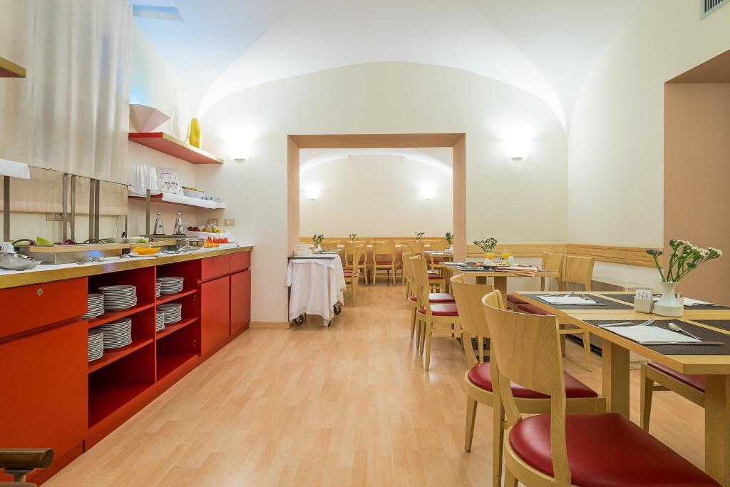 Una cocina o zona de cocina en Hotel Garibaldi