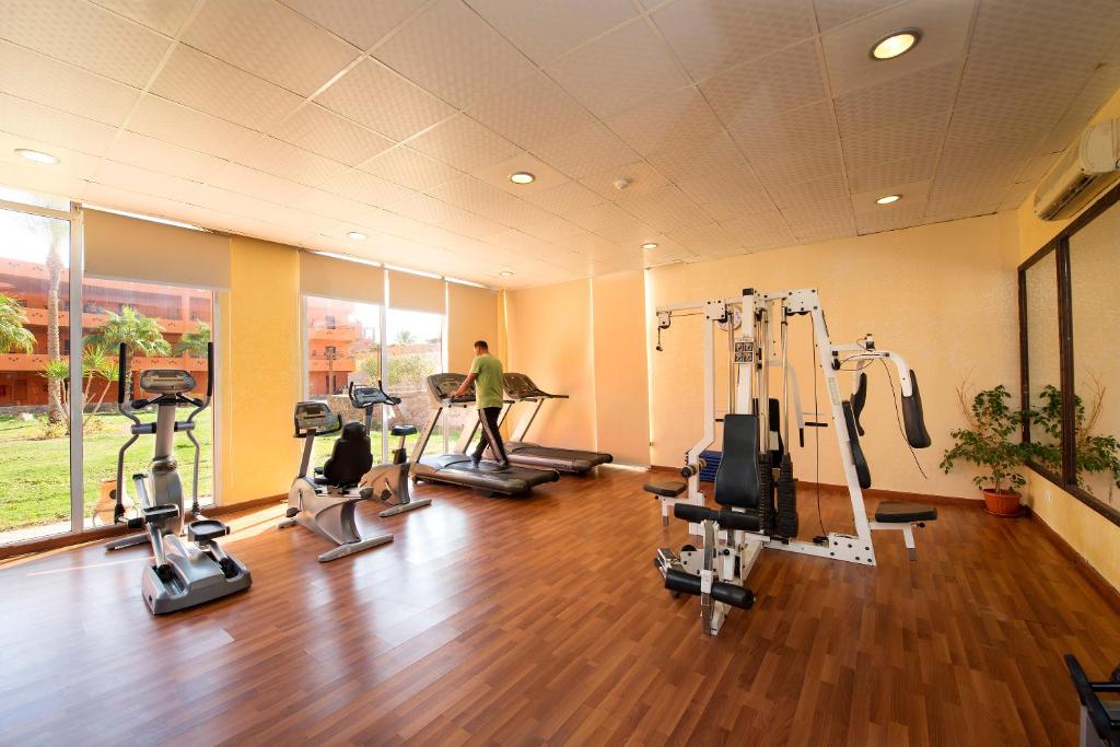 Fitness centrum a/nebo fitness zařízení v ubytování Amwaj Oyoun Resort & Casino