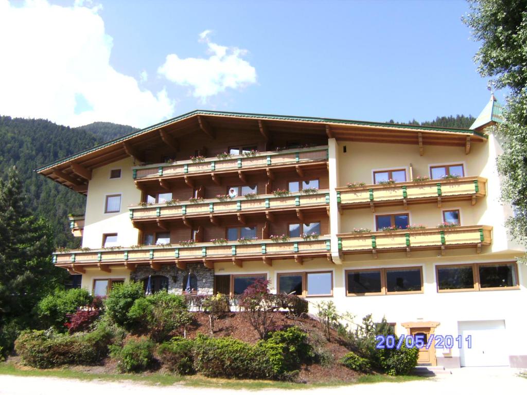 Nespecifikovaný výhled na hory nebo výhled na hory při pohledu z hotelu