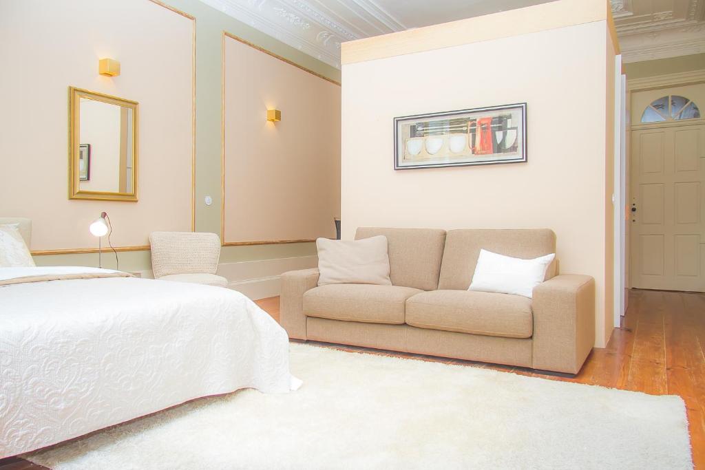 1 dormitorio con 1 cama y 1 sofá en Liiiving in Porto | Art & Heart Studio, en Oporto