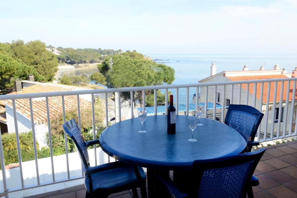un tavolo blu con bicchieri da vino sul balcone di Vinya Farella 4 a Llança