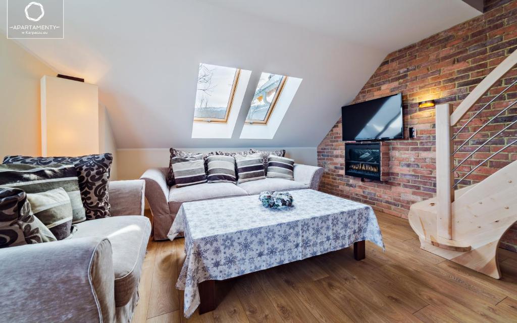 Televízia a/alebo spoločenská miestnosť v ubytovaní Wonder Home - Apartamenty w spokojnej okolicy, z widokiem na góry