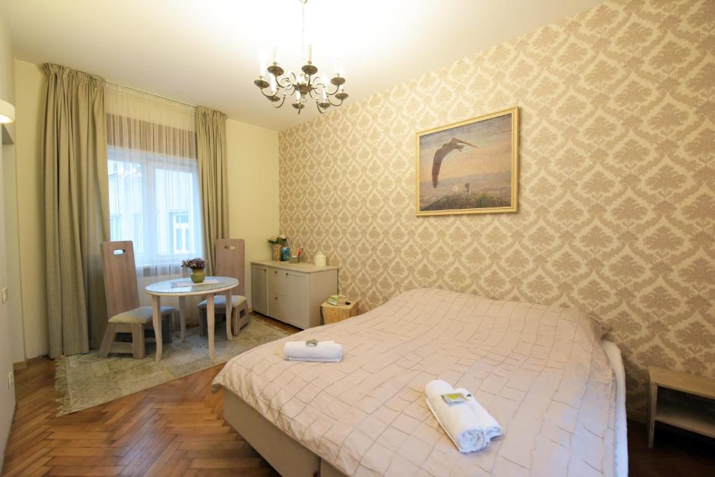 Postel nebo postele na pokoji v ubytování KUBU namai