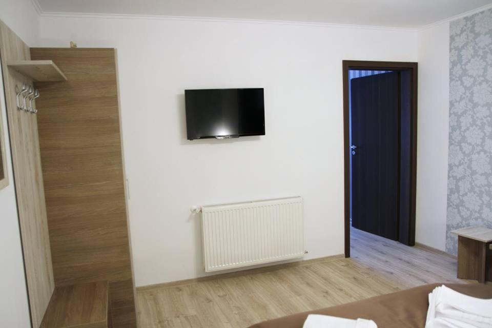 TV a/nebo společenská místnost v ubytování Pensiunea Argesu **
