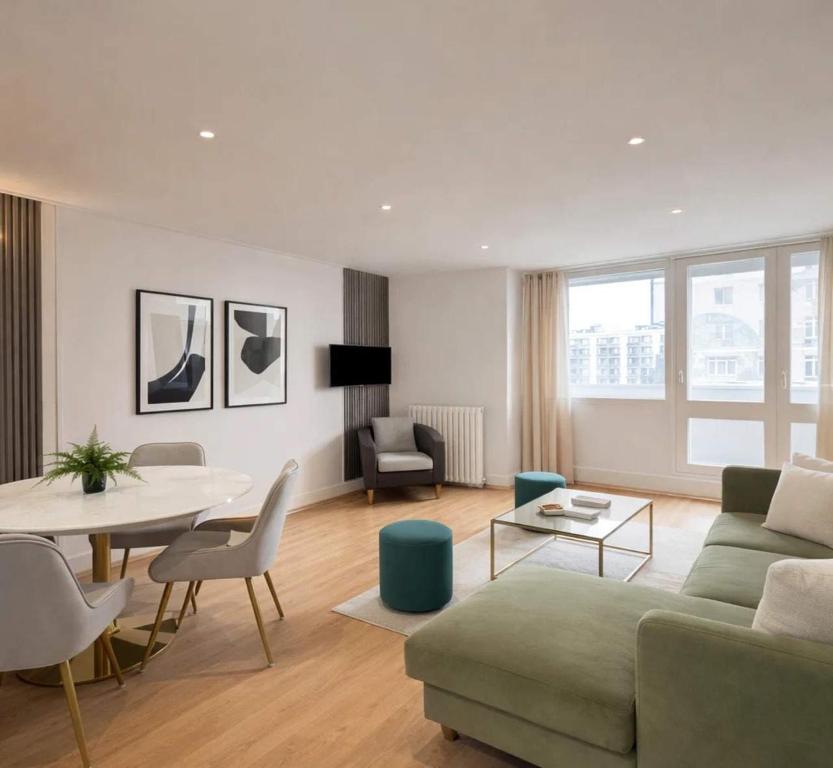 Montparnasse family flat with balcony & lift