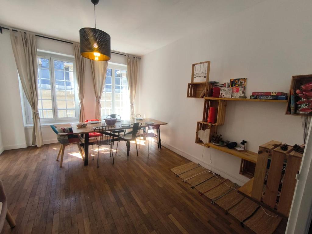 Sunny old town flat close to the beach