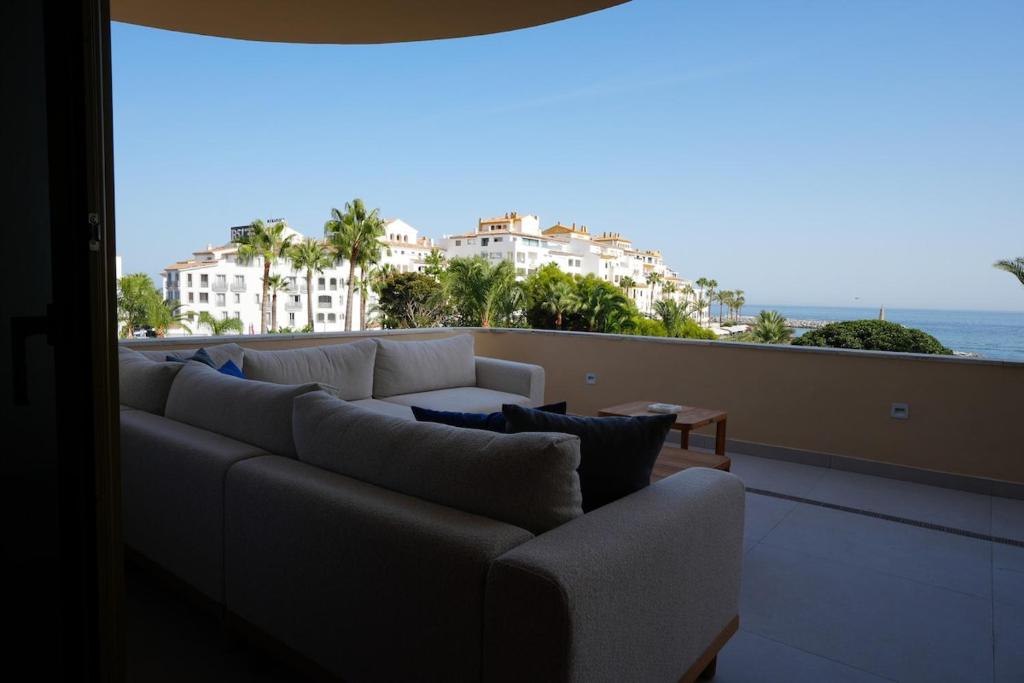 Sea-View Terrace on Banús Marina, 240m Flat