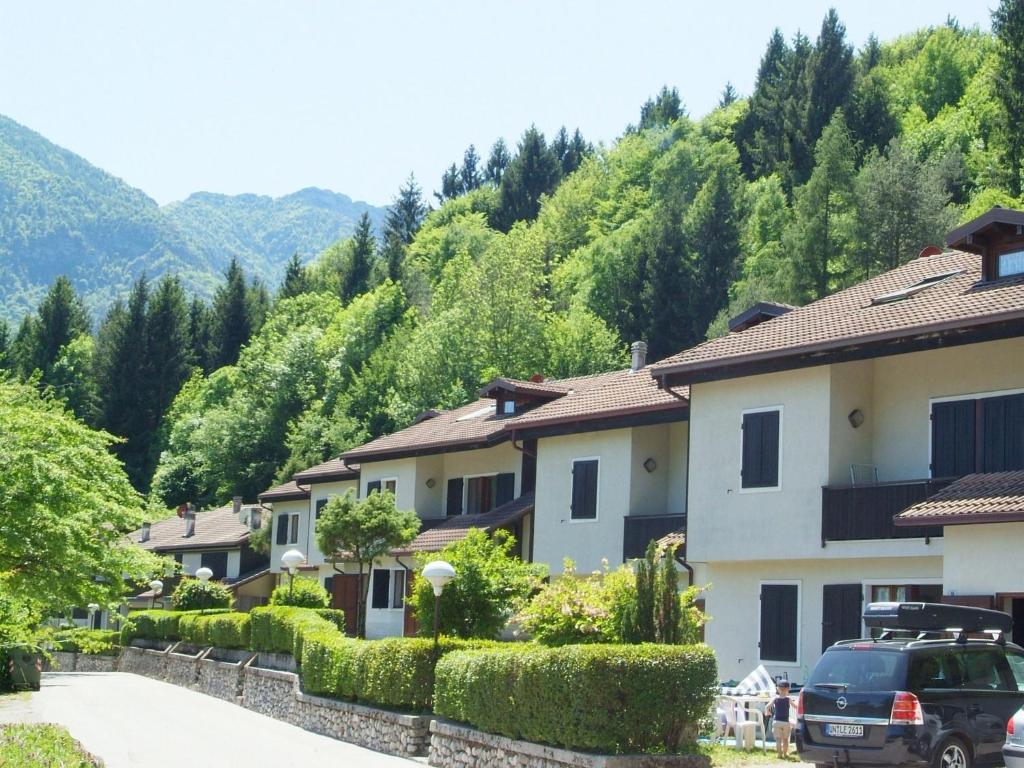 a row of houses in front of a mountain w obiekcie Ca Serena Mansarda w mieście Ledro